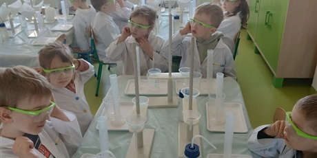 Powiększ grafikę: Dzień Eksperymentu "Laboratorium barwnych kryształów"