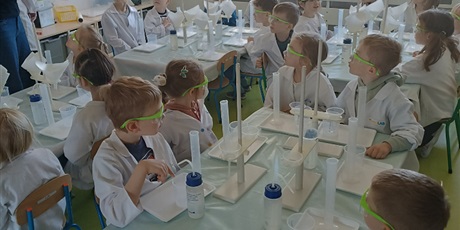 Powiększ grafikę: Dzień Eksperymentu "Laboratorium barwnych kryształów"