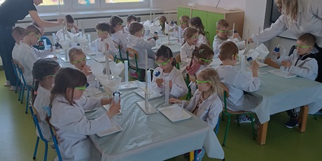 Powiększ grafikę: Dzień Eksperymentu "Laboratorium barwnych kryształów"