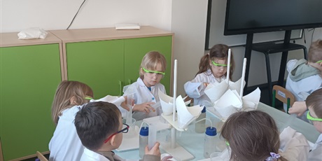 Powiększ grafikę: Dzień Eksperymentu "Laboratorium barwnych kryształów"