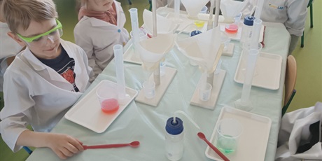 Powiększ grafikę: Dzień Eksperymentu "Laboratorium barwnych kryształów"
