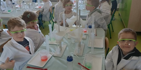 Powiększ grafikę: Dzień Eksperymentu "Laboratorium barwnych kryształów"