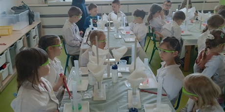 Powiększ grafikę: Dzień Eksperymentu "Laboratorium barwnych kryształów"