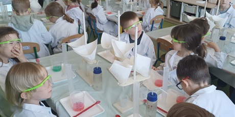 Powiększ grafikę: Dzień Eksperymentu "Laboratorium barwnych kryształów"