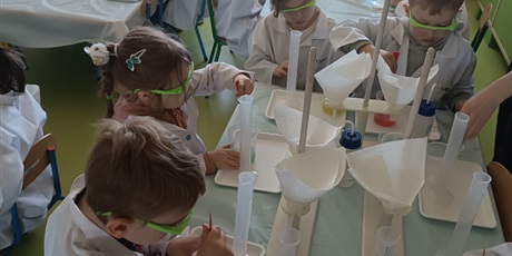 Powiększ grafikę: Dzień Eksperymentu "Laboratorium barwnych kryształów"