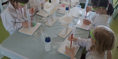 Powiększ grafikę: Dzień Eksperymentu "Laboratorium barwnych kryształów"