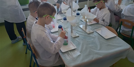 Powiększ grafikę: Dzień Eksperymentu "Laboratorium barwnych kryształów"