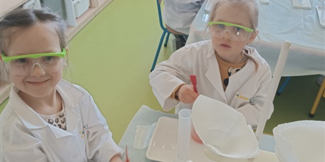 Powiększ grafikę: Dzień Eksperymentu "Laboratorium barwnych kryształów"
