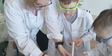Powiększ grafikę: Dzień Eksperymentu "Laboratorium barwnych kryształów"