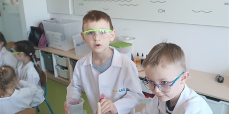 Powiększ grafikę: Dzień Eksperymentu "Laboratorium barwnych kryształów"