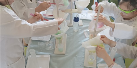 Powiększ grafikę: Dzień Eksperymentu "Laboratorium barwnych kryształów"