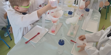 Powiększ grafikę: Dzień Eksperymentu "Laboratorium barwnych kryształów"