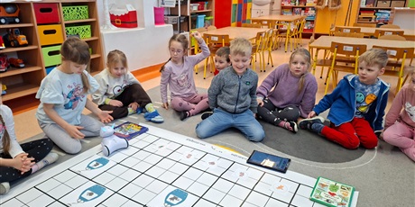 Powiększ grafikę: "Kodowanie na dywanie"