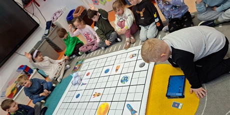 Powiększ grafikę: "Kodowanie na dywanie"