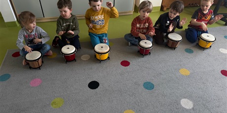 Powiększ grafikę: Zajęcia z  rytmiki 