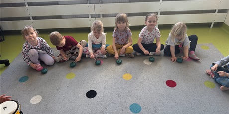 Powiększ grafikę: Zajęcia z  rytmiki 