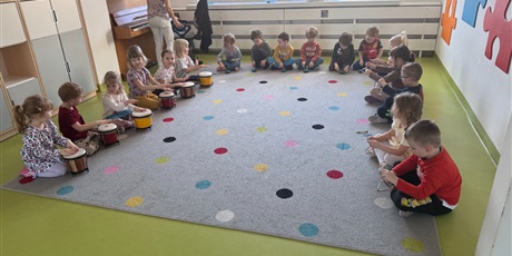 Powiększ grafikę: Zajęcia z  rytmiki 