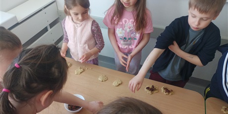 Powiększ grafikę: Małe rączki, wyjątkowy smak - owsiane ciasteczka robimy tak!