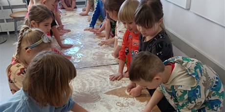 Powiększ grafikę: Od ugniatania do chrupania czyli robimy pizzę.