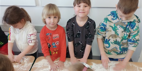 Powiększ grafikę: Od ugniatania do chrupania czyli robimy pizzę.