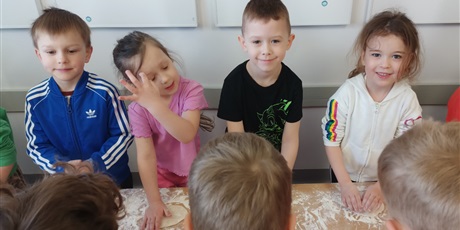 Powiększ grafikę: Od ugniatania do chrupania czyli robimy pizzę.