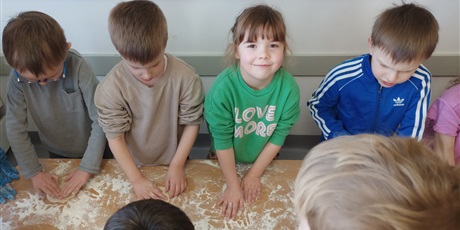 Powiększ grafikę: Od ugniatania do chrupania czyli robimy pizzę.