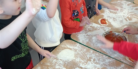 Powiększ grafikę: Od ugniatania do chrupania czyli robimy pizzę.