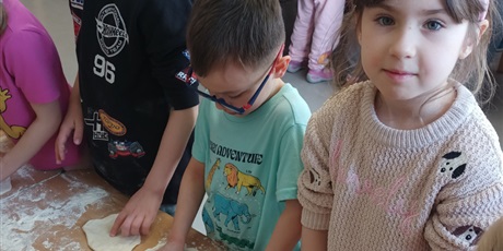 Powiększ grafikę: Od ugniatania do chrupania czyli robimy pizzę.