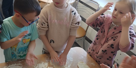 Powiększ grafikę: Od ugniatania do chrupania czyli robimy pizzę.