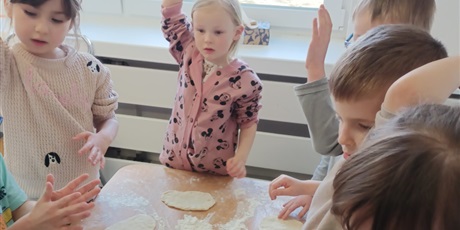 Powiększ grafikę: Od ugniatania do chrupania czyli robimy pizzę.