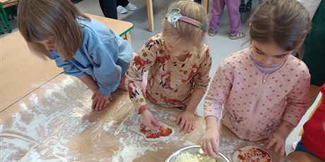 Powiększ grafikę: Od ugniatania do chrupania czyli robimy pizzę.