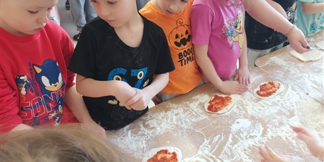 Powiększ grafikę: Od ugniatania do chrupania czyli robimy pizzę.