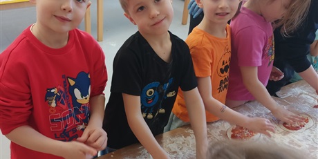 Powiększ grafikę: Od ugniatania do chrupania czyli robimy pizzę.