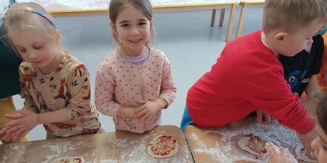 Powiększ grafikę: Od ugniatania do chrupania czyli robimy pizzę.