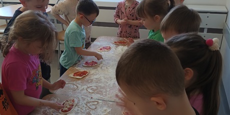 Powiększ grafikę: Od ugniatania do chrupania czyli robimy pizzę.