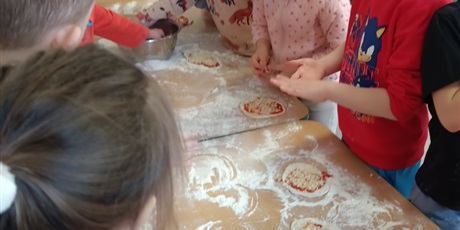 Powiększ grafikę: Od ugniatania do chrupania czyli robimy pizzę.