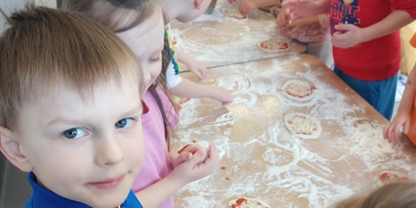 Powiększ grafikę: Od ugniatania do chrupania czyli robimy pizzę.