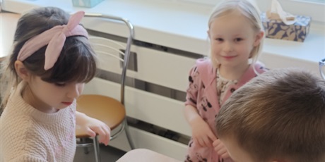 Powiększ grafikę: Od ugniatania do chrupania czyli robimy pizzę.