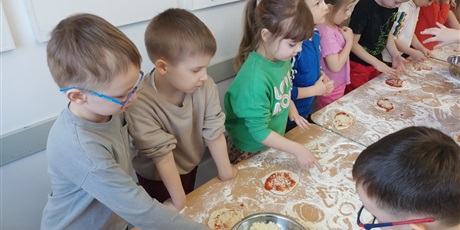 Powiększ grafikę: Od ugniatania do chrupania czyli robimy pizzę.