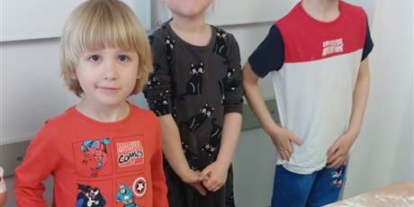 Powiększ grafikę: Od ugniatania do chrupania czyli robimy pizzę.