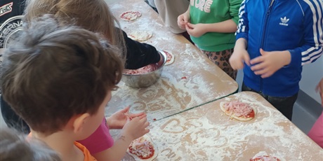 Powiększ grafikę: Od ugniatania do chrupania czyli robimy pizzę.