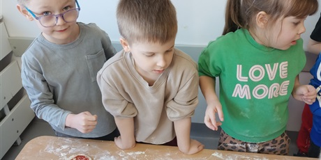 Powiększ grafikę: Od ugniatania do chrupania czyli robimy pizzę.