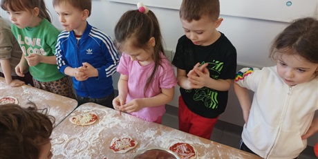 Powiększ grafikę: Od ugniatania do chrupania czyli robimy pizzę.