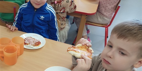 Powiększ grafikę: Od ugniatania do chrupania czyli robimy pizzę.