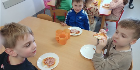 Powiększ grafikę: Od ugniatania do chrupania czyli robimy pizzę.