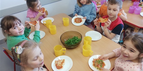 Powiększ grafikę: Od ugniatania do chrupania czyli robimy pizzę.