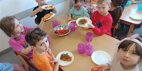 Powiększ grafikę: Od ugniatania do chrupania czyli robimy pizzę.