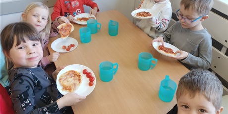 Powiększ grafikę: Od ugniatania do chrupania czyli robimy pizzę.