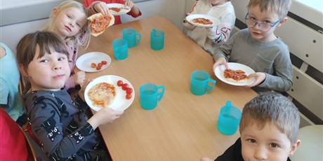 Powiększ grafikę: Od ugniatania do chrupania czyli robimy pizzę.