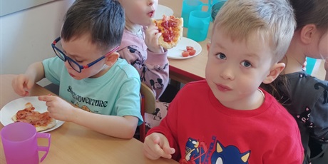 Powiększ grafikę: Od ugniatania do chrupania czyli robimy pizzę.